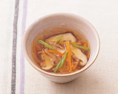 具をせん切りにして子どもも食べやすくした「しいたけとせん切り野菜のおすまし」