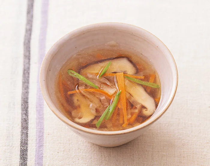 具をせん切りにして子どもも食べやすくした「しいたけとせん切り野菜のおすまし」