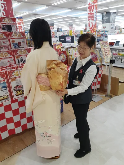 40代半ばから15年間、呉服店で販売の仕事をしていたので、着付けはお手のもの。毎年、初売りでは若いスタッフの晴れ着の着付けを担当。着付けのほか、ギフトラッピングも得意で、若いスタッフから頼られている熊谷さん