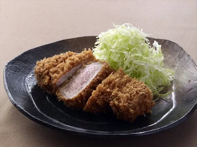 レストランではとんかつが大人気！