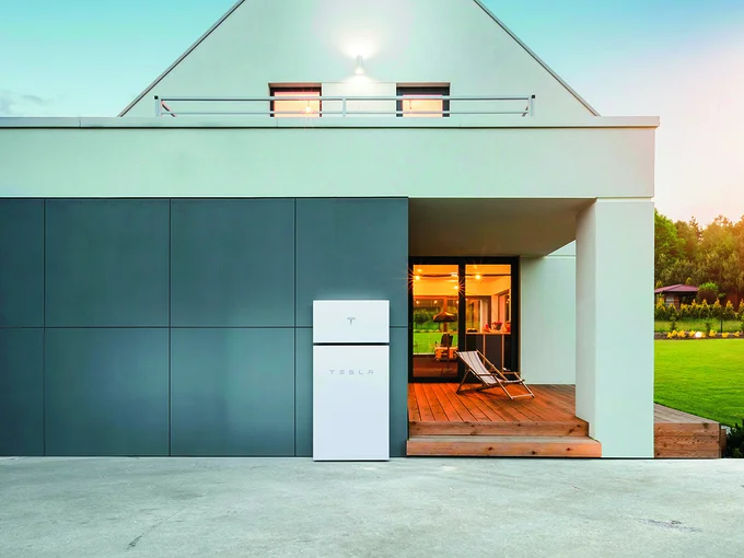 「テスラ Powerwall」はシンプルかつコンパクトなデザインながら、4人家族が1日に使う電気(容量13.5kWh)を蓄電することが可能な家庭用蓄電池。
