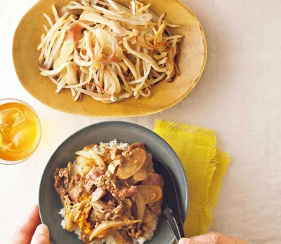 「牛肉と新ごぼうの卵とじ丼」の献立