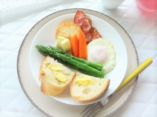 パンや目玉焼きと一緒に盛り付けてワンプレートにすると、洗い物も少ないオシャレな一品が完成！