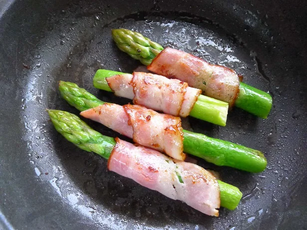 ベーコンの油と塩分、うま味がアスパガラスに染み込み、食べ応えもあります！