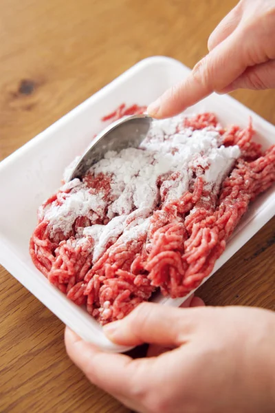 手でこねずにスプーンで切るように混ぜると肉肉しさがアップ