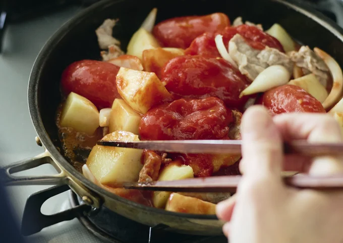 ホールトマト缶はゴロゴロ感を生かし、肉じゃがの具と煮汁を兼ねた使い方に！