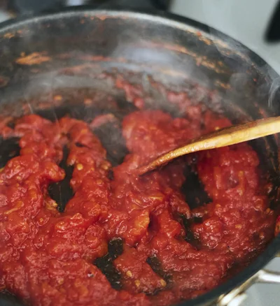 塩を加えたトマト缶を煮詰めて「塩トマソース」に。