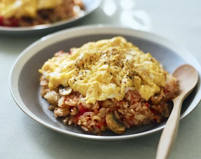  完熟トマトのチキンライスにふんわり卵をのせてオムライスに。