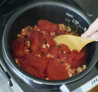 チキンライス作りは、炊飯器に米と具材をセットしたらほったらかしでOK！