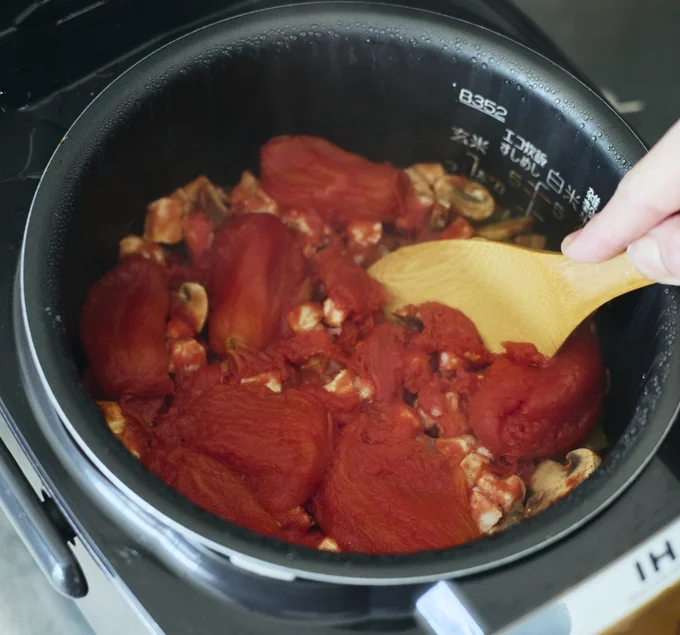 チキンライス作りは、炊飯器に米と具材をセットしたらほったらかしでOK!