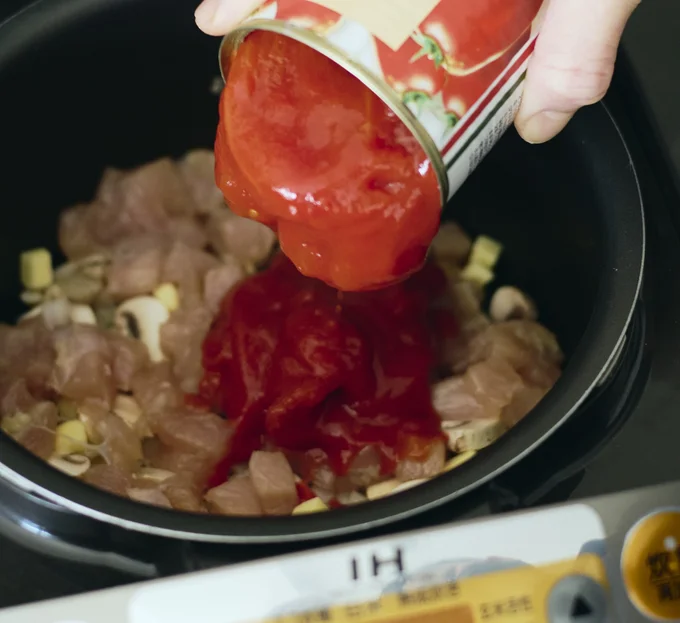 トマト缶を大胆にドーン!とお米に加えて。
