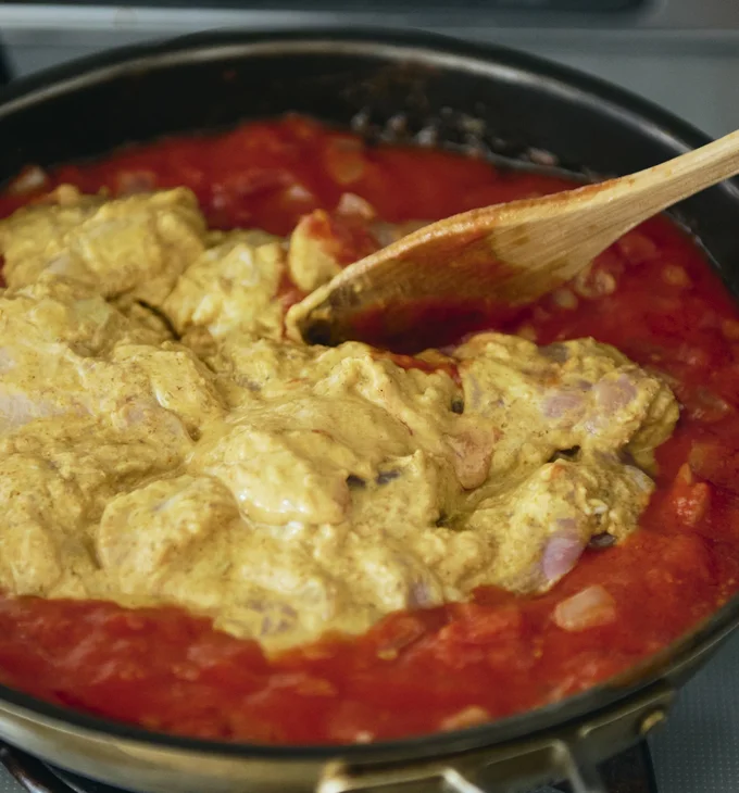 とり肉はヨーグルトベースのカレーマリネ液に漬け込んでおくのがポイント。