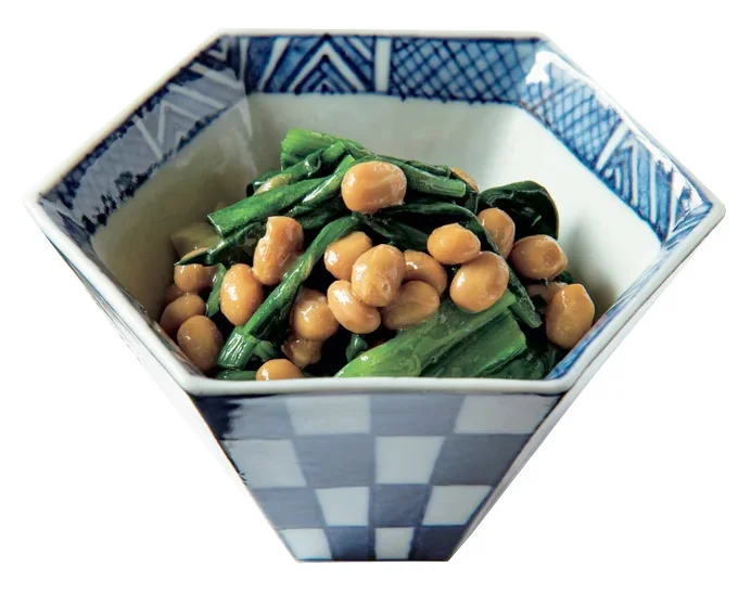 納豆で野菜をあえると、ヘルシーな小鉢のできあがり。