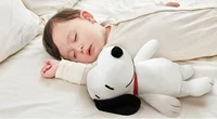 スヌーピーの「優しい振動」で赤ちゃんの寝かしつけをサポート！キュートなぬいぐるみに癒される…