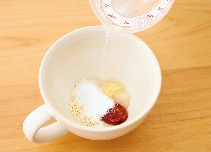マグカップにA、湯を入れて混ぜる