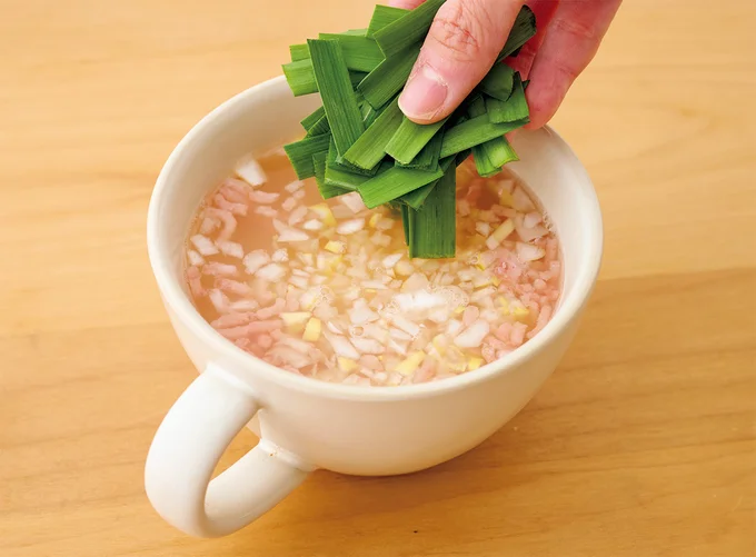 豆腐、ひき肉、長ねぎ、にらを加え、電子レンジで約3分加熱