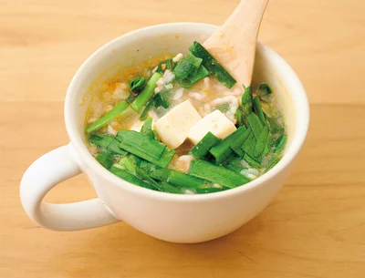 とろみがつくまでよく混ぜ、ラー油、粉ざんしょうをかける