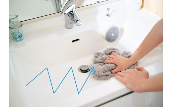 鏡を拭いたら、さらにそのタオルで洗面ボウルも拭く。あくまで洗顔のついでにざっくり、でOK。