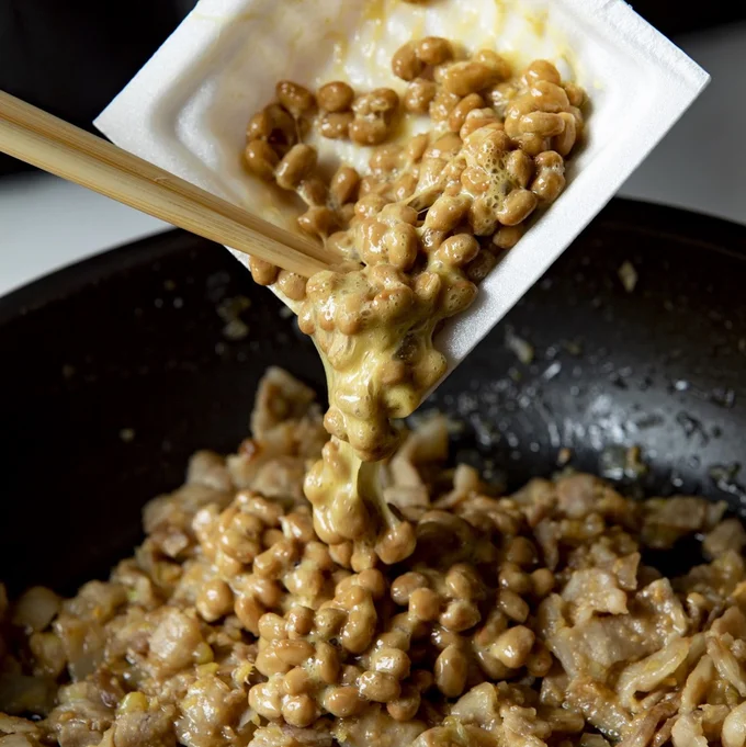 香味野菜、みそだれを加え、汁けがほぼなくなるまで炒めたら、最後に納豆を加える