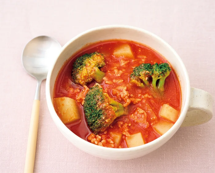 トマトの甘酸っぱさが新鮮で飽きない！ 「ごろごろ野菜のトマトみそ汁」／1人分ラクやせレンチンスープ（4）