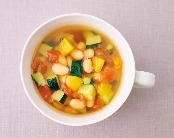 色鮮やかな野菜がコンソメスープに映える「夏野菜の豆スープ」／1人分ラクやせレンチンスープ（5）