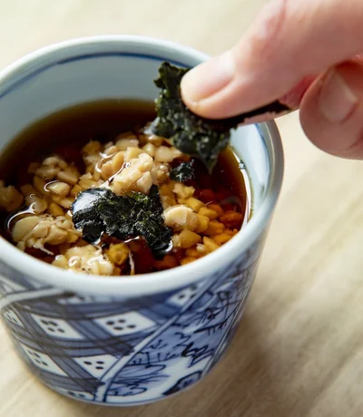 めんつゆに納豆とちぎった焼きのりを加えると、とろとろ食感がやみつきになるつけつゆに！