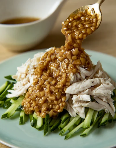 納豆ドレッシングを棒々鶏にかければ、食べごたえも栄養もバッチリ