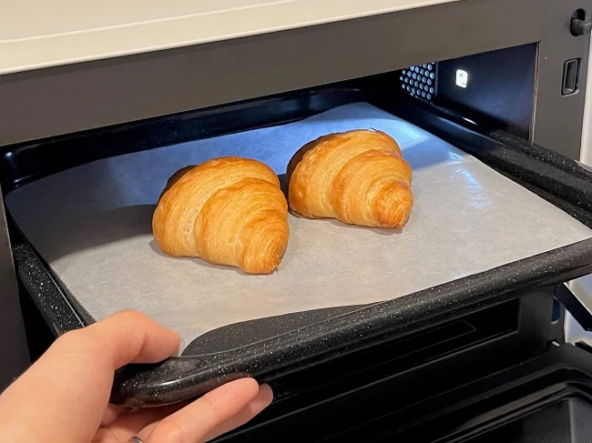 冷凍庫から取り出して60~90分自然解凍しオーブン220℃で2~3分焼く