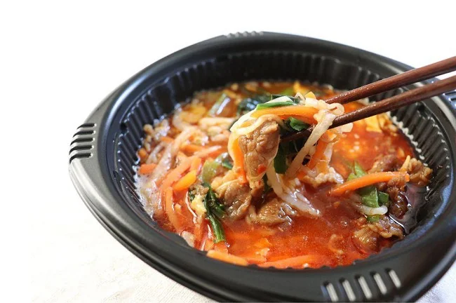 濃厚な旨味スープがもやし、ニラ、ニンジンなどの野菜に絡まる