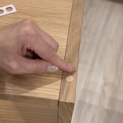 釘穴を隠せる木目調のシール