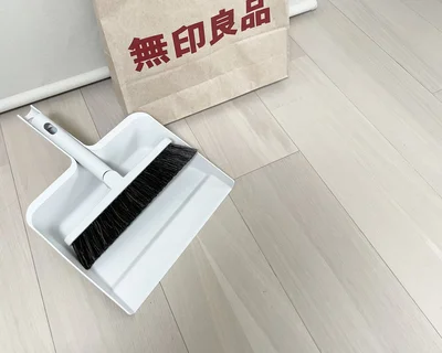 無印良品のアルミ伸縮式ポールに付けられるほうきと、セットで使えるちりとり