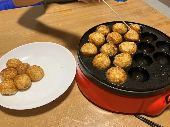 表示通りに電子レンジで温めたら、いざ！熱したたこ焼き器へ