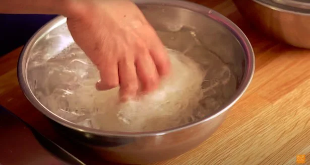 氷水で締めることでコシが出て、しこしことした食感に