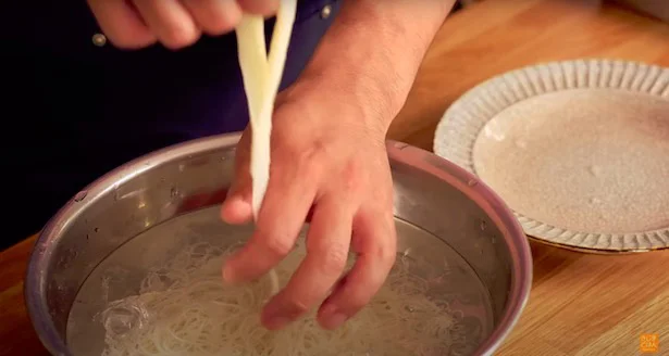 一口大のそうめんを指でつまみ取り、水気を切る