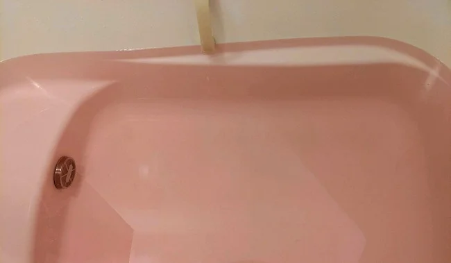 錠剤はピンクで湯船に入れると赤い