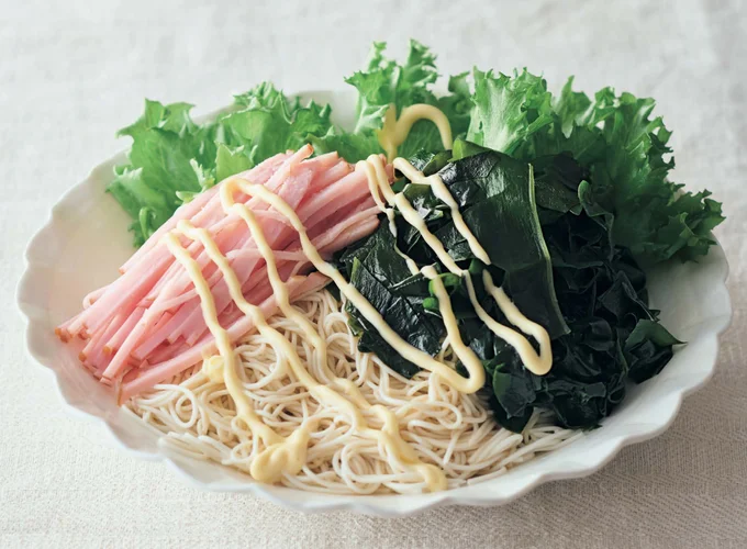 どっさりわかめでミネラルがとれる「サラダ麺」