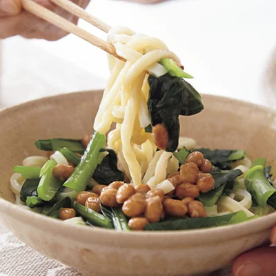 「小松菜うどんの納豆ぶっかけ」 レタスクラブニュースより