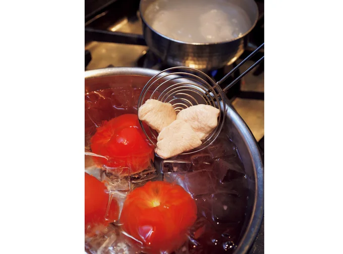 トマトは湯むき。とり肉は肉全体が白っぽくなるまでゆでて、氷水にとる