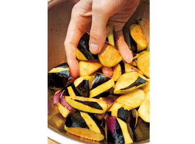 なすに下味をつけ、片栗粉を混ぜ合わせる