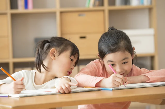 「子どもが空気を読んでいる！」1人の少女が違う場所で描いた絵の画風が違いすぎると話題