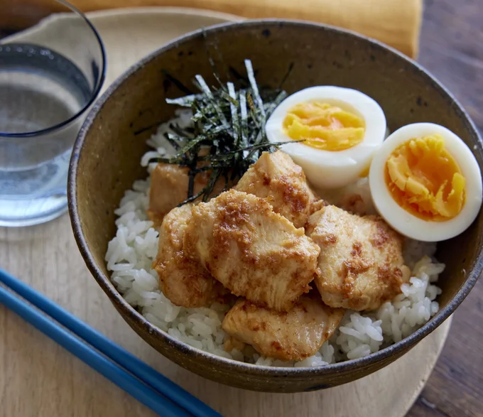 しょうがマヨ風味のとりむね肉と、ゆで卵を合わせた、たんぱく質がたくさんとれるスタミナどんぶり