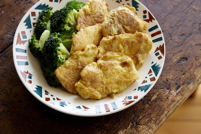 とりむね肉+卵でたんぱく質がとれるピカタは、カレー風味でおいしさアップ