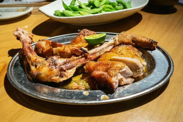 骨付き鶏は、阿波尾鶏の人気の調理法の一つ