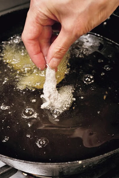 えびに片栗粉をまぶし、水分を逃さずプリッとした食感に