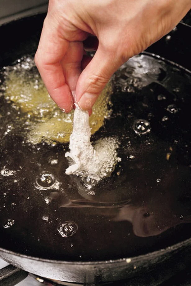 えびに片栗粉をまぶし、水分を逃さずプリッとした食感に