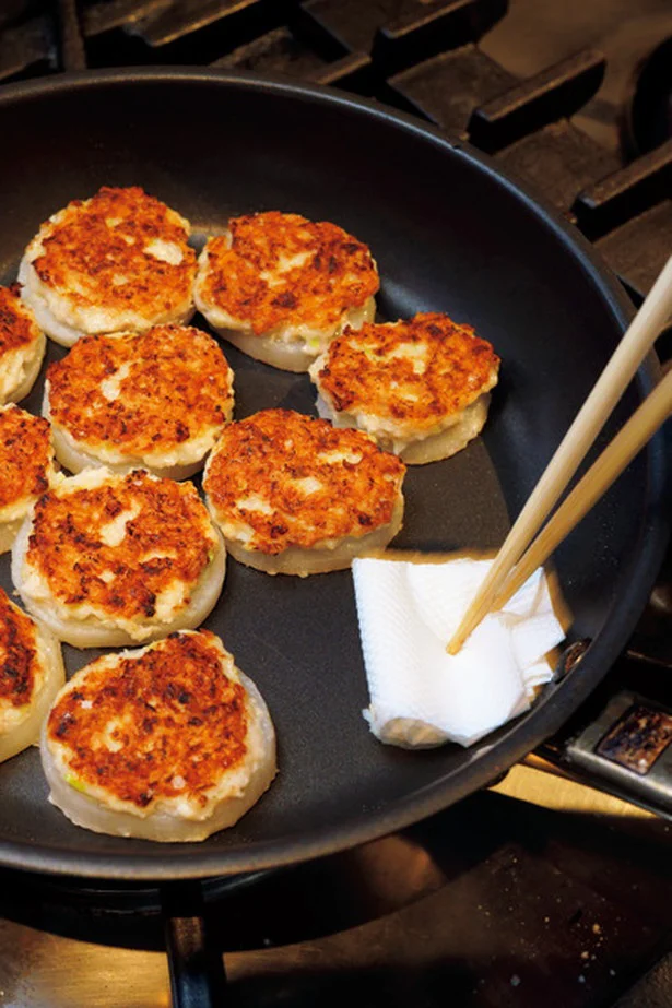 照り焼きだれを加える前に余分な脂を拭き取ると、たれのからみがよくなる。