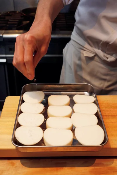 両面に砂糖をふって、焼き目をつけやすくする。