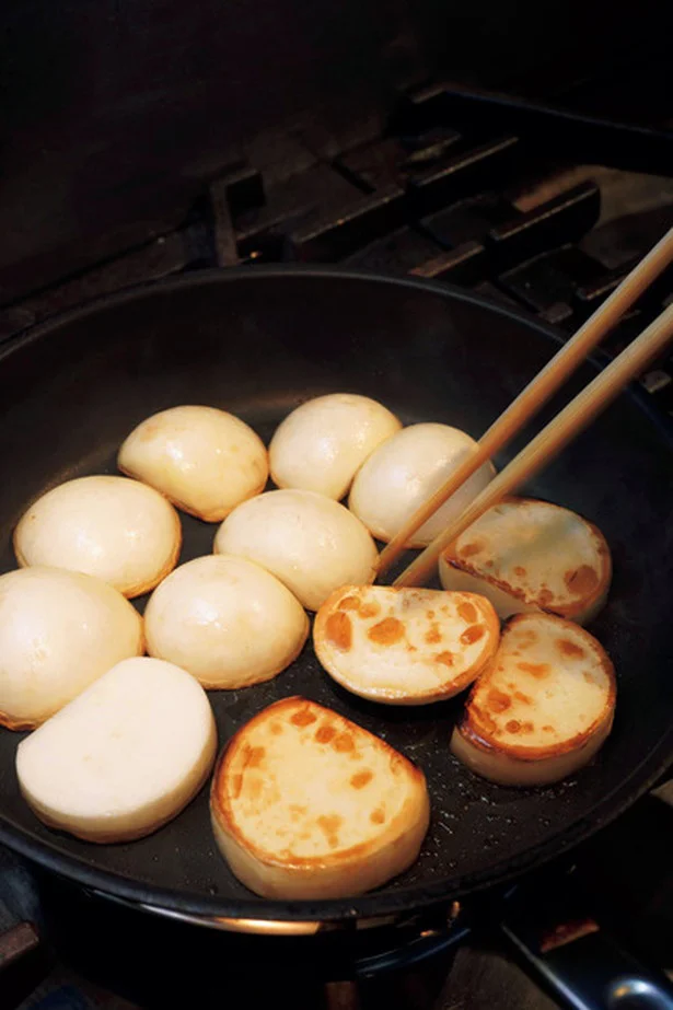 焼き目をしっかりつけるため、砂糖をふってから焼く