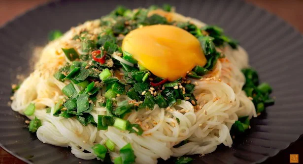 爆速5分のきじま式そうめんアレンジ！そうめん×にら×卵のスタミナ夏メニュー「ニラそうめん」
