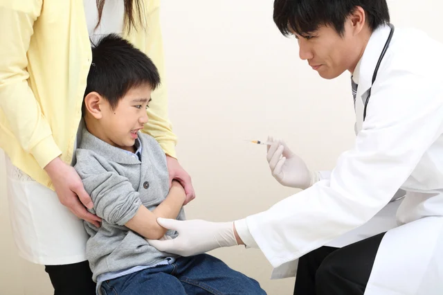 「注射は痛くない」「○○買ってあげる」は絶対NG！？ 子供を病院に連れていく時のタブー